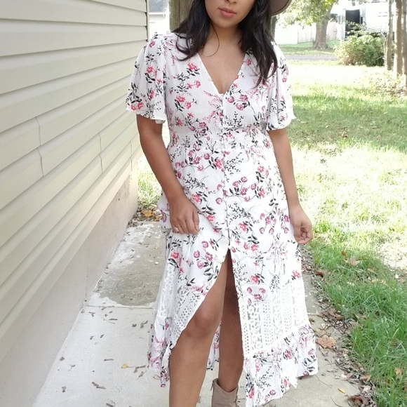 𝘽𝙊𝙂𝙊| TWIRLING IN FLORALS WHITE MAXI DRESS - Picture 6 of 16